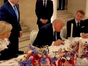 Así fue la firma de Trump del memorándum de entendimiento con Irán durante su vista a Versalles