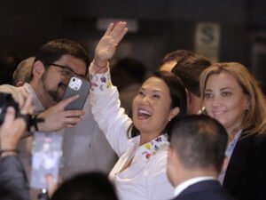 Balotaje en Perú: Keiko Fujimori se consolida en el recuento y Roberto Sánchez dice que no aceptará los resultados
