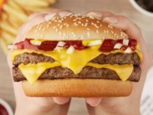 Después de lanzar estaciones de servicio premium y low cost, ahora YPF sumará locales de McDonald’s en red comercial