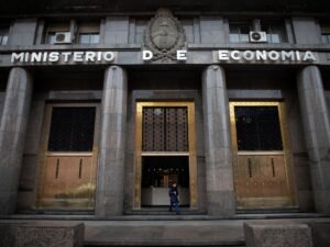 Deuda: el Gobierno liberó pesos y consiguió US$ 266 millones en el mercado
