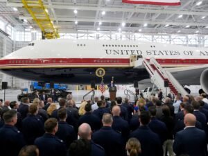 Donald Trump cumplió un viejo sueño: presentó el nuevo avión presidencial Air Force One