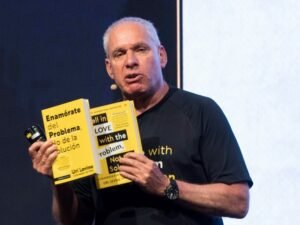 El creador de Waze defiende que un problema común puede ser una oportunidad para emprender
