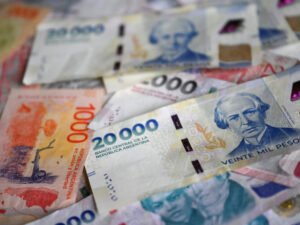 El crédito al consumo lleva 7 meses en baja y pierde fuerza el crecimiento de los préstamos en dólares
