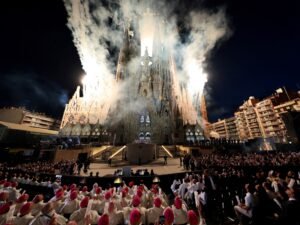 El papa León XIV bendijo la última torre de la Sagrada Familia de Barcelona, la iglesia más alta del mundo