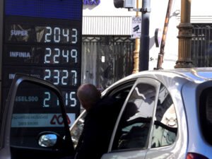 El petróleo cayó al nivel pre guerra: por qué no baja la nafta y los efectos en el dólar y la inflación