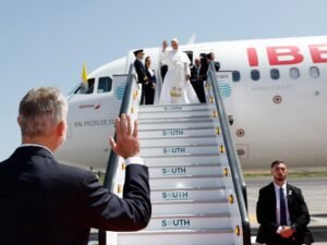 El viaje a España de León XIV se cierra con un blooper: se rompió el avión que debía llevarlo a Roma y el rey Felipe le prestó el suyo