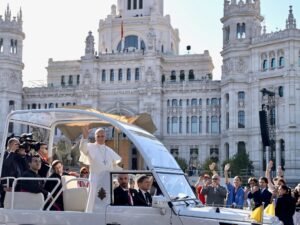 En la Plaza de Cibeles de Madrid, León XIV celebró misa para más de un millón de personas y les pidió “no alimentarse de un pan que no sacia”