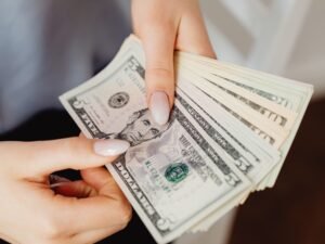 En medio de una jornada tensa en los mercados, el dólar creció hasta los $ 1.460 y el riesgo país subió a 435