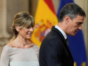 Envían a juicio a Begoña Gómez, la esposa de Pedro Sánchez, por cuatro delitos y le prohíben salir del España