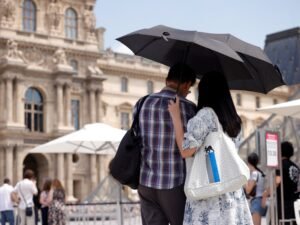 Francia arde: 41 grados, colegios cerrados y la batalla política por el aire acondicionado