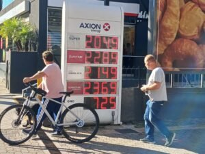 Impuesto a los combustibles: el Gobierno postergó otra vez la suba en medio del aumento del transporte público