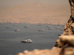 Irán exige autorización a los barcos para cruzar Ormuz y evalúa futuros cobros