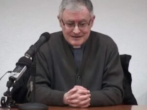 León XIV echó a un cura español que acusaba a Francisco de ser un “falso Papa”