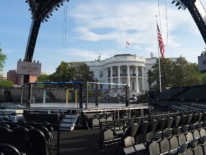 Mientras amenaza a Irán, Trump prepara un estadio de UFC en la Casa Blanca para festejar sus 80 años