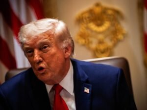 Molesto, Donal Trump abandonó una entrevista tras ser cuestionado sobre acusaciones de fraude electoral y acusó de “corruptos” a los periodistas