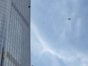 Pánico en Pekín: se estrelló una avioneta contra el edificio más alto de la capital china