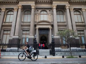 Por qué sube el dólar: sumó $30 esta semana y ya está en $ 1.460