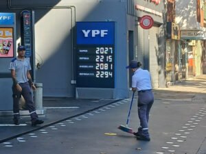Precios de la nafta: YPF analiza adelantar un cambio en los valores en los surtidores por la baja del petróleo