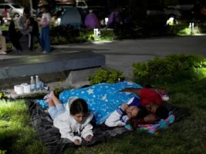 Rescatados sin sus padres, niños llegan solos a los hospitales en Caracas