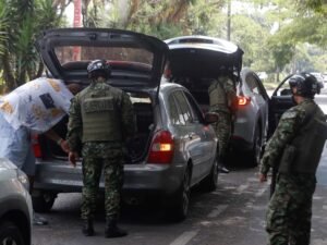 Tensión en el final de la campaña en Colombia: temen protestas si gana el candidato de derecha y escalan las acusaciones cruzadas