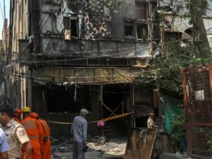 Tragedia en India: hay al menos 21 muertos por un incendio en un hotel de Nueva Delhi