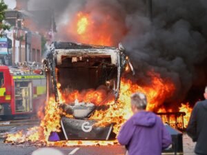 Violencia en Belfast: incendian vehículos y bloquean calles en protesta por un brutal ataque perpetrado por un migrante