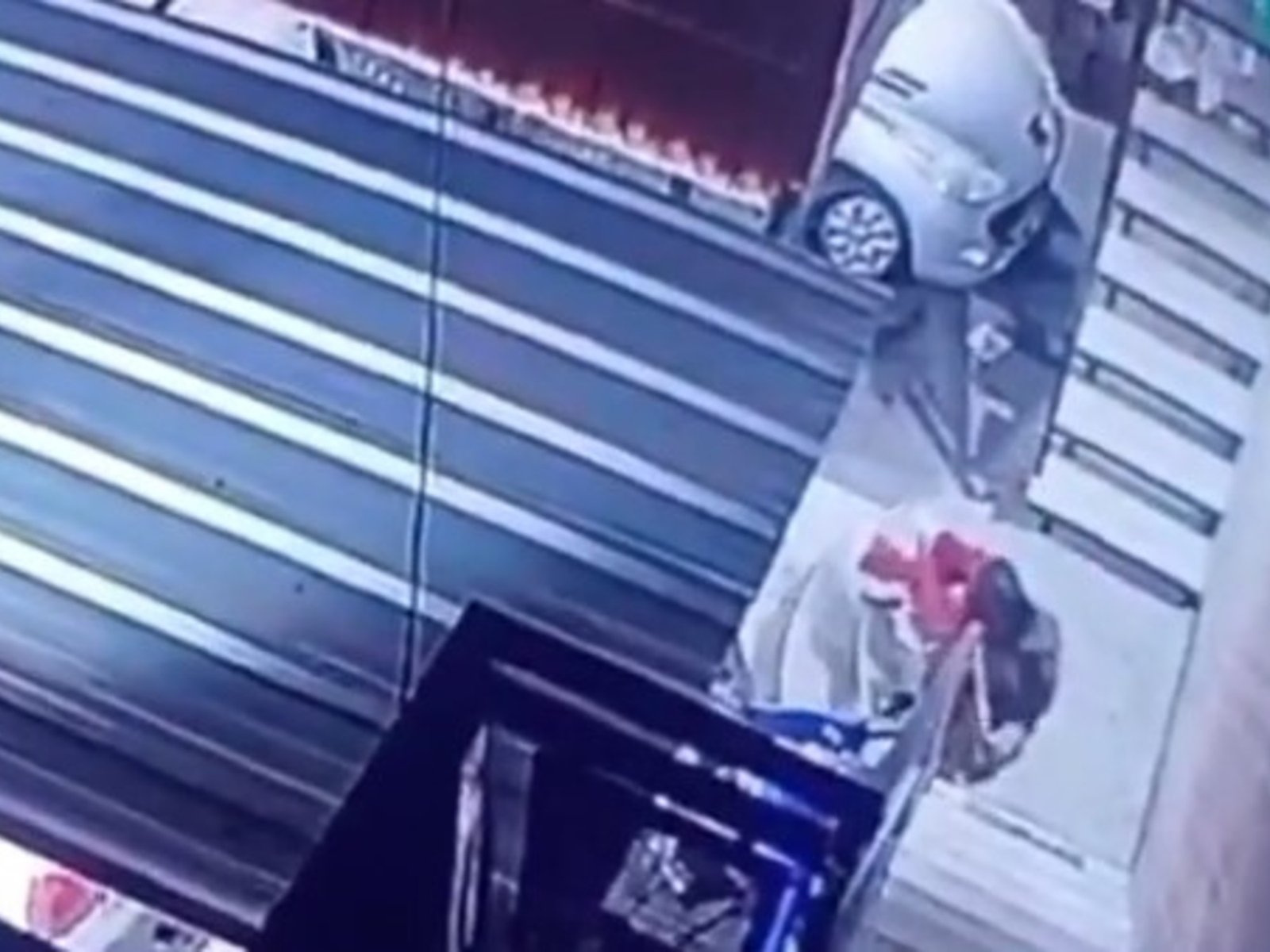 Empujó por la escalera a su mujer embarazada, le pegó en un estacionamiento y terminó agrediendo a vecinos: fue detenido
