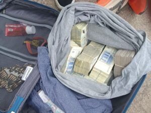 Encontró una mochila con casi $ 90 millones en la banquina de una ruta de La Pampa y vivió una pesadilla