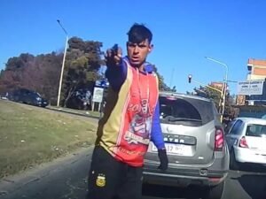 Gritos y susto en las calles de La Matanza: le apuntaron a una mujer para robarle el auto, pero logró escapar y grabó todo en video