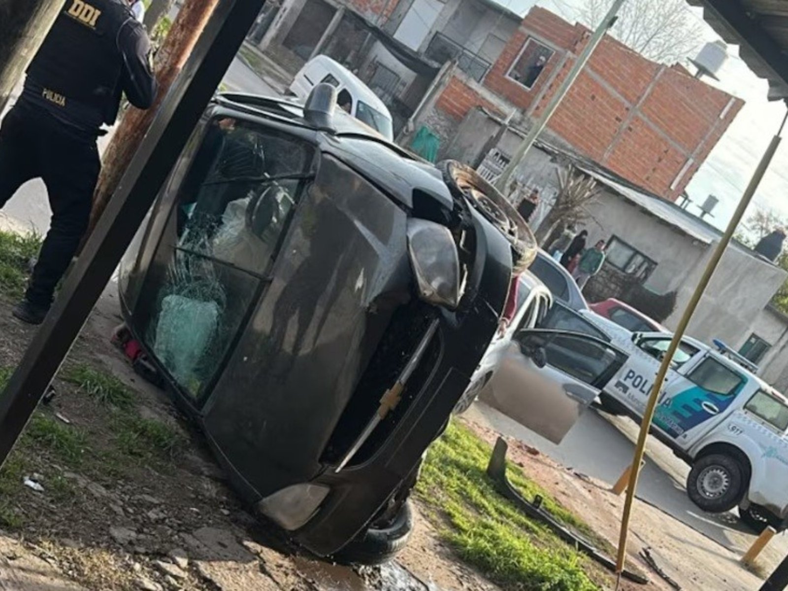 De película: escapaban de la Policía en La Matanza, tras ser denunciado por su ex y terminaron volcados, uno tenía pedido de captura por homicidio