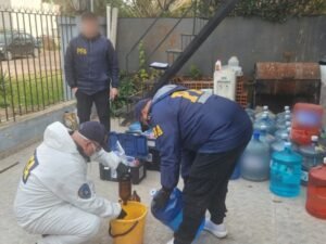 Falta de limpieza, químicos en la vía pública y ninguna habilitación: la Policía clausuró tres envasadoras de agua clandestinas