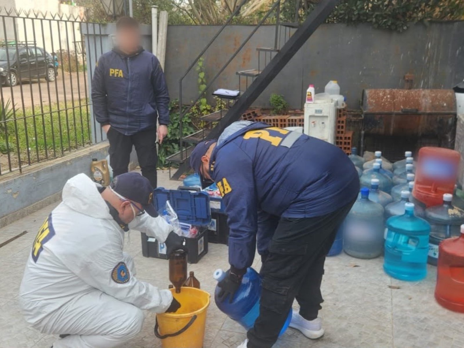Falta de limpieza, químicos en la vía pública y ninguna habilitación: la Policía clausuró tres envasadoras de agua clandestinas