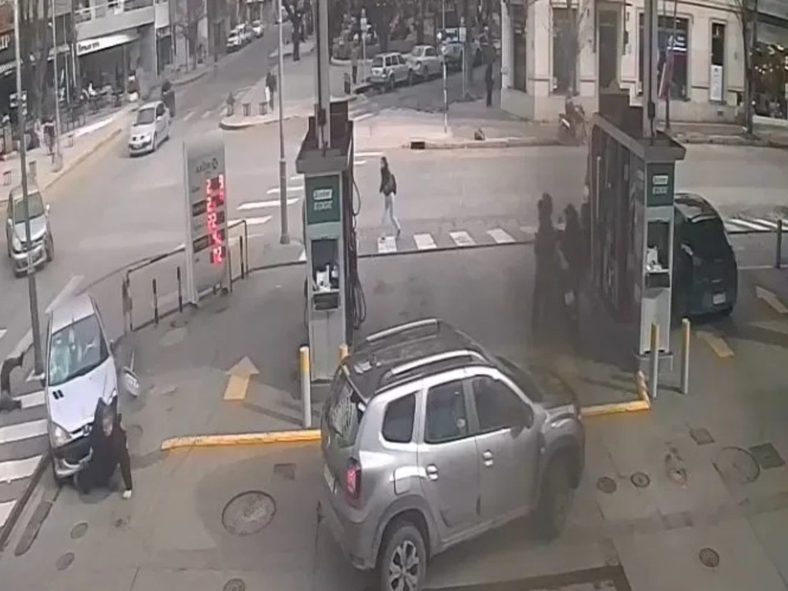 Chocó, atropelló a dos peatones y quedó detenida por manejar con una supuesta licencia falsa: el video que registró el momento del accidente