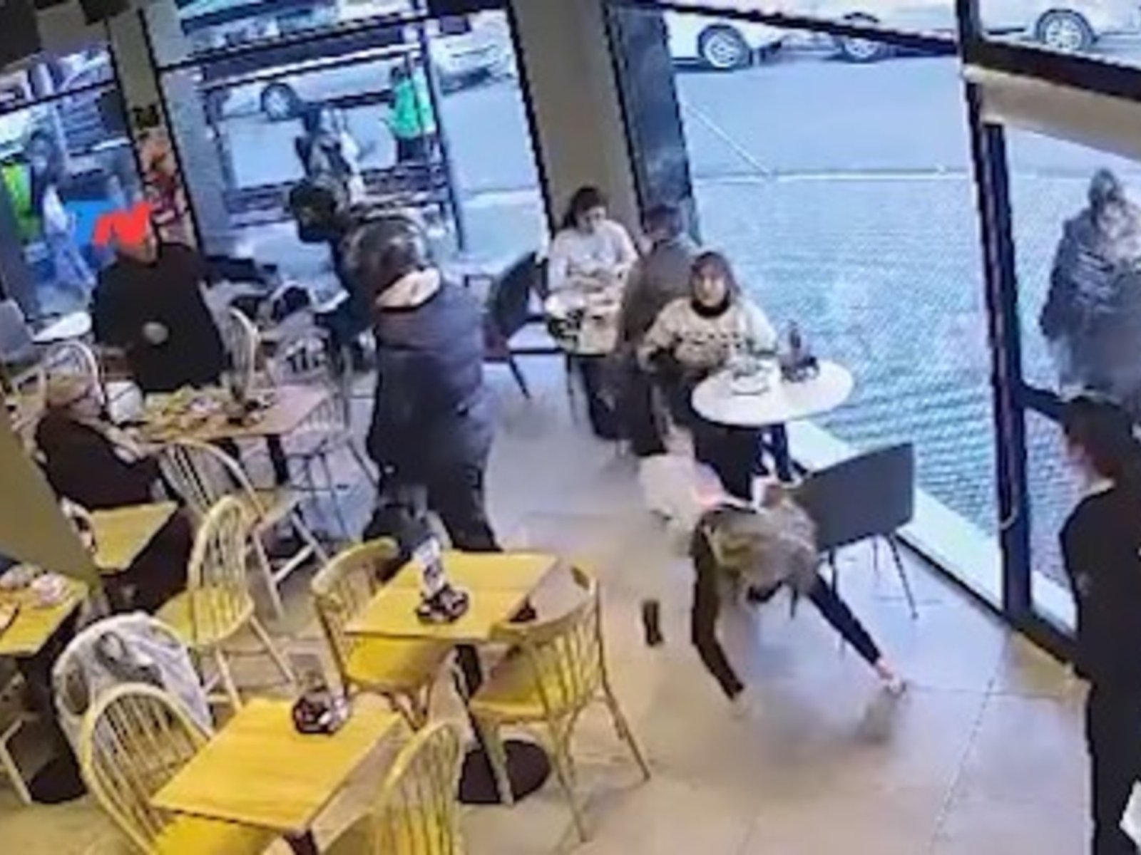 Pánico en un café: en menos de un minuto motochorros armados entraron al bar, le quitaron un maletín con dinero a una pareja y huyeron
