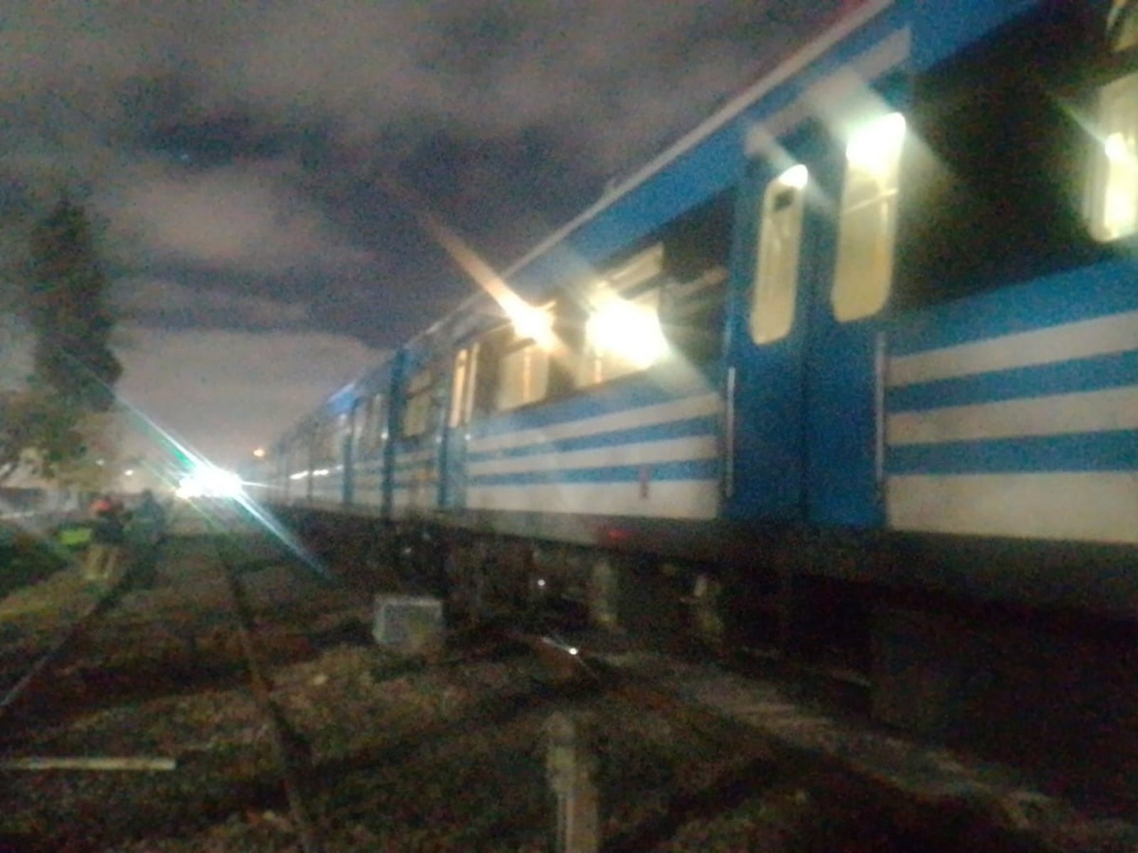 Un hombre murió arrollado por el tren Sarmiento, fueron a su casa y encontraron a su pareja muerta a golpes