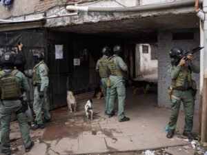 Operativo de seguridad en Fuerte Apache para encontrar al asesino de un policía: más de 20 allanamientos, drones y helicópteros