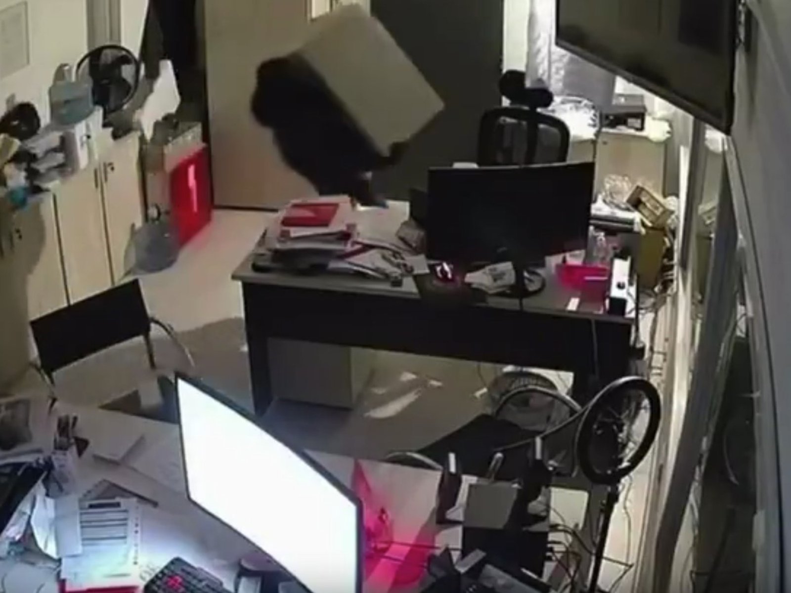 Robo relámpago en Bahía Blanca: boqueteros entraron a un local y se llevaron dos cajas fuertes en menos de tres minutos