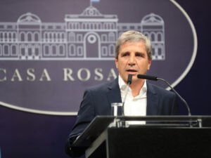Caputo anunciará el lunes cómo cubrirá los pagos de deuda hasta fines de 2027
