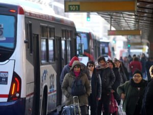 Caputo pone más subsidios en los colectivos y aleja los paros