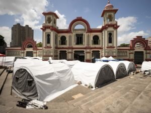 Caracas retoma la rutina entre el miedo y la tristeza un mes después del doble terremoto