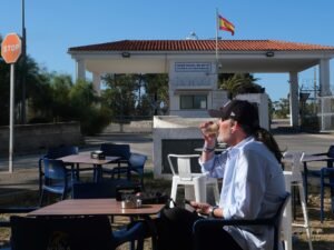 Cerveza, alambre de púa y muchos euros: el pueblo andaluz que defiende las bases con Estados Unidos