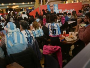 Efecto Mundial: explota la compra de picadas en la previa y se apagan los pagos con QR mientras juega la Selección