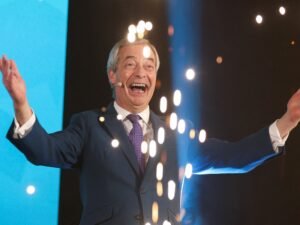 El populista Nigel Farage da un golpe de timón en el Reino Unido acorralado por acusaciones de corrupción