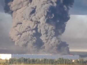 En un audaz ataque con cientos de drones, Ucrania golpeó dos enormes locales de venta on line en Rusia: al menos 8 muertos y decenas de heridos