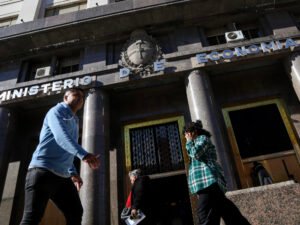 En una licitación clave, el Gobierno renovó su deuda en pesos y consiguió US$ 309 millones extras