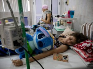 Equipos rotos y médicos exhaustos: el sistema de salud de Cuba está al borde del colapso