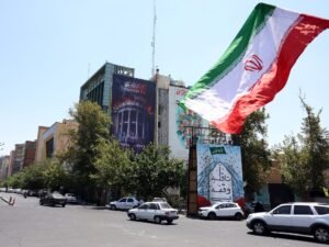 Estados Unidos ataca puentes, puertos y centrales eléctricas en Irán, que responde con misiles en una grave escalada de la guerra