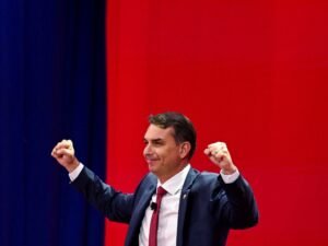 Flávio Bolsonaro pide perdón a la esposa de su padre y llama a la unidad de la derecha en Brasil