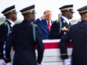 La guerra en Oriente Medio: Donald Trump recibió con honores los restos de los cuatro militares muertos en Jordania e Irak