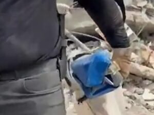 La indignación de los rescatistas en Venezuela al descubrir a un policía que se robaba dólares de los escombros